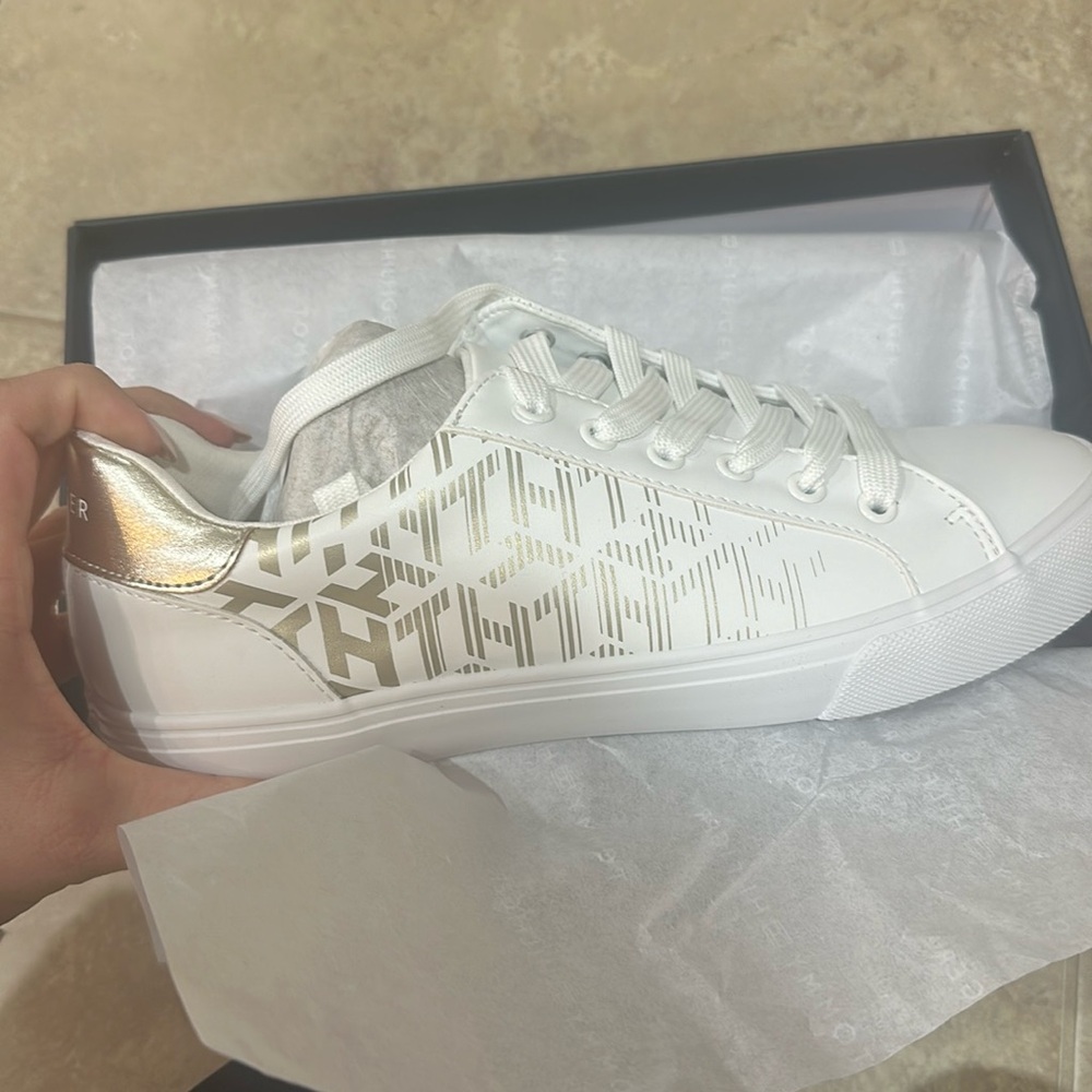 Never used tommy hilfiger sneakers